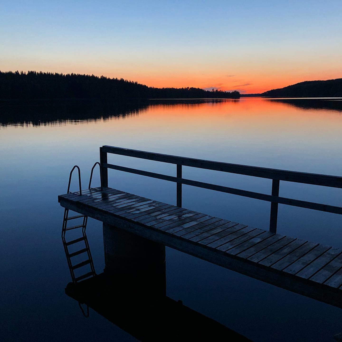 Kenolan laituri auringonlaskun j&auml;lkeen