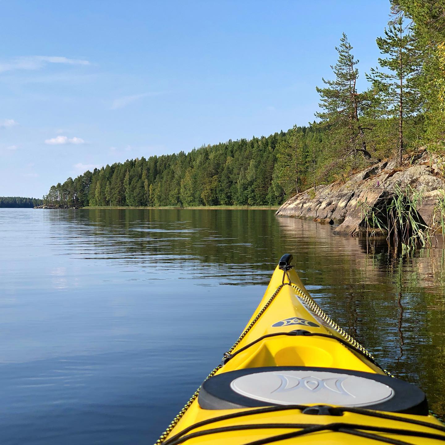 Kajakin keula ja rantakalliot
