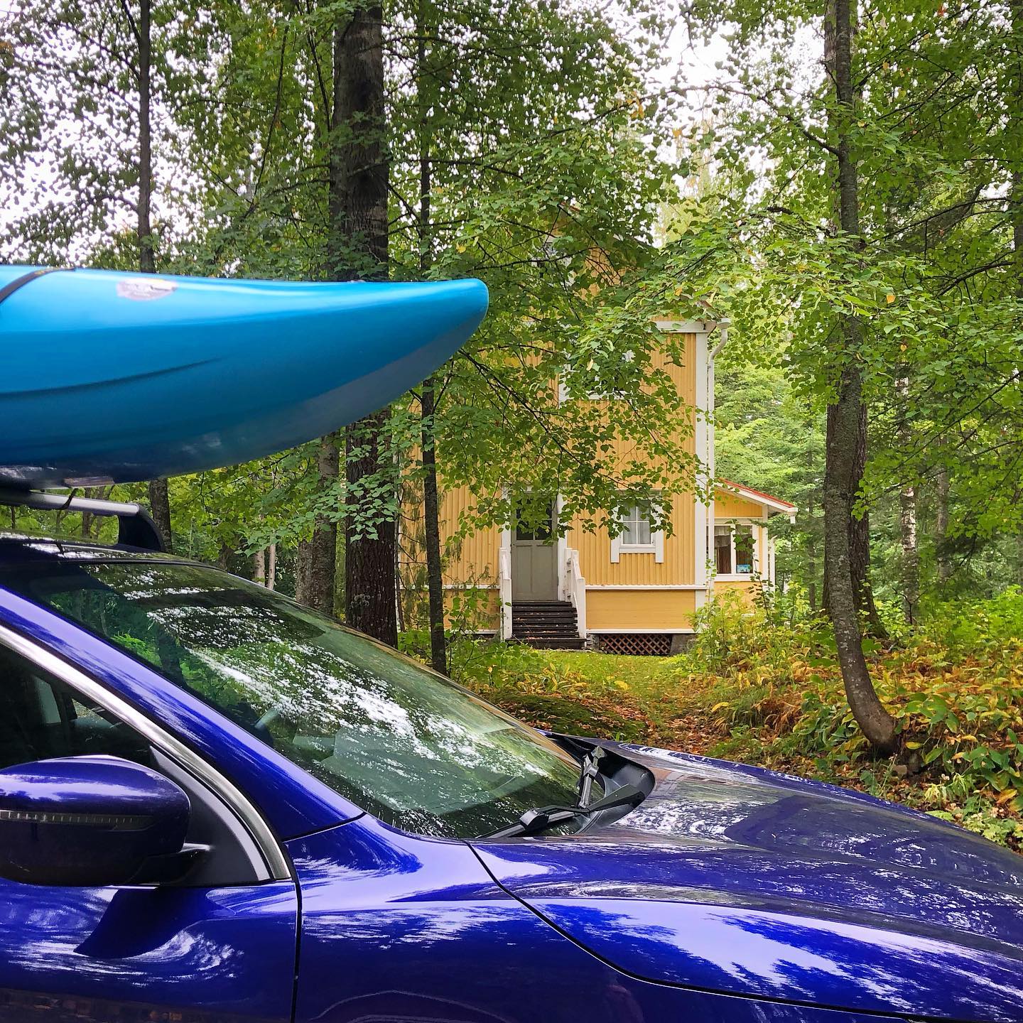 Koskea kohti kajakki auton katolla