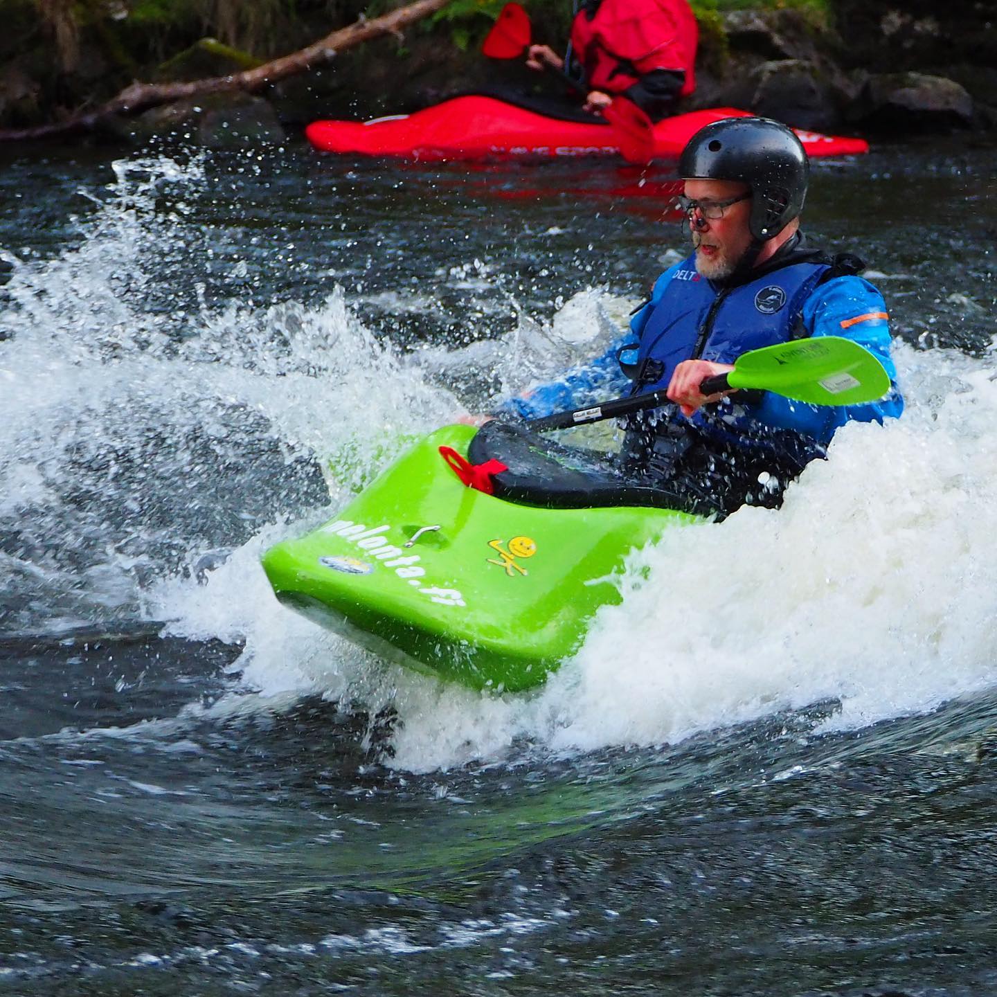 Hannu Klemetti surffaa aallossa
